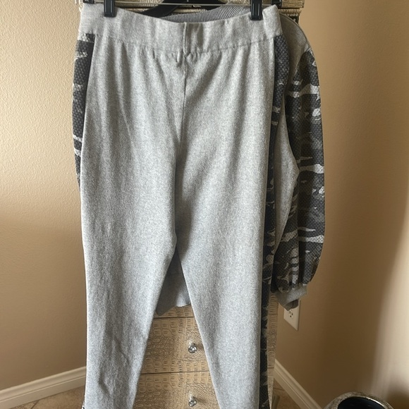 Monrow Gray Camo Sweatshirt and Joggers Set - Picture 5 of 6